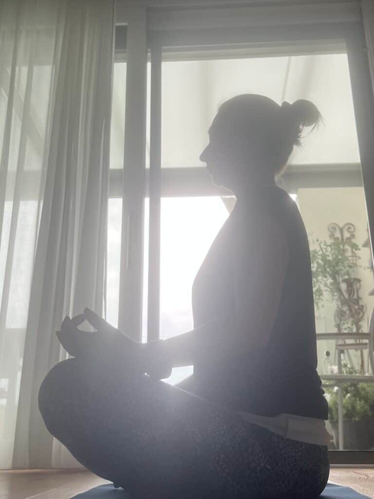 IMG_2740 Frau im Lotossitz im Gegenlicht vor einem Fenster, Silhouette in stiller Meditation | Woman sitting cross-legged in silhouette against a sunlit window, in quiet meditation